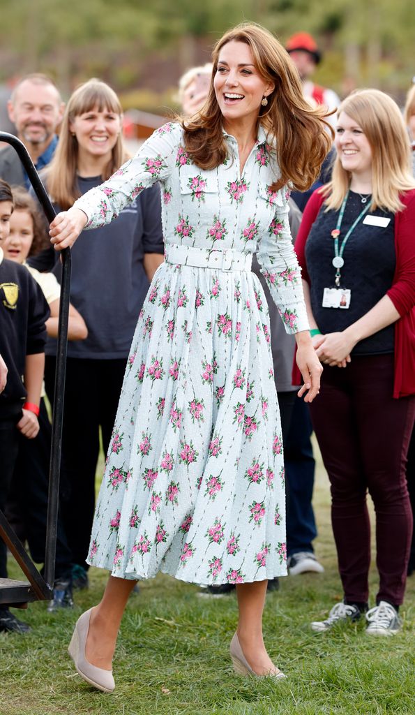 Catherine se dirige al campo con un vestido floreciente