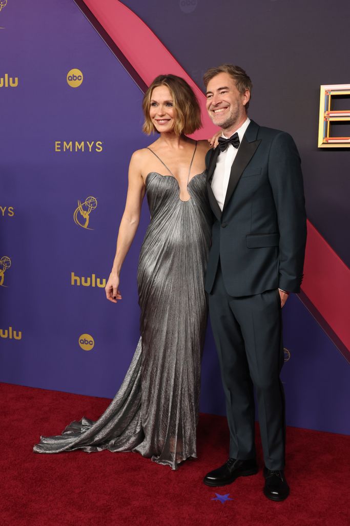 Katie Aselton e Mark Duplass comparecem ao 76º Primetime Emmy Awards