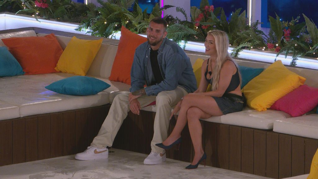 Zachariah and Molly chat on Love Island
