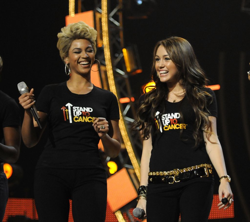 Beyonce and Miley Cyrus perform on stage during the Conde Nast Media Group's Fifth Annual Fashion Rocks in 2008