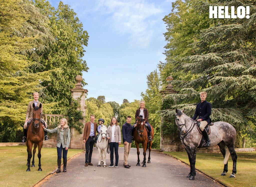 Une photo de la famille à l'entrée du parc Buscot, avec deux membres à cheval