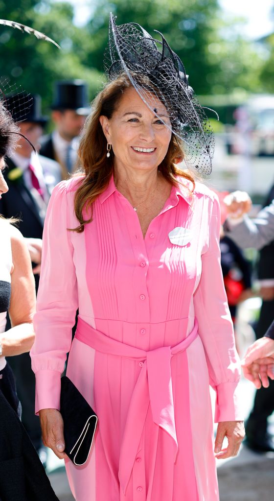 Carole Middleton comparece ao primeiro dia do Royal Ascot em 2022 usando um vestido rosa da ME+EM