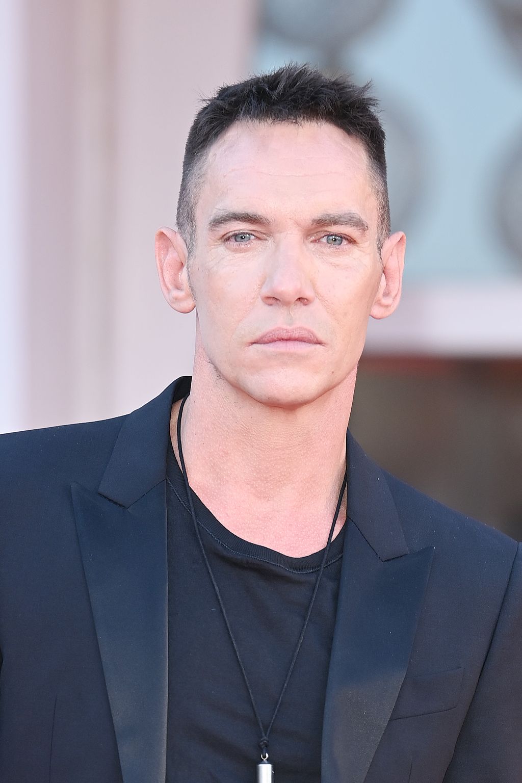 Pliez-le comme Beckham Cast: où ils sont maintenant au milieu des nouvelles de la suite 3 Jonathan Rhys Meyers arrive sur le tapis rouge du film "Flipper" Lors du 78e Festival international du film de Venise le 08 septembre 2021 à Venise, en Italie. (Photo de Daniele Venturelli / WireImage)