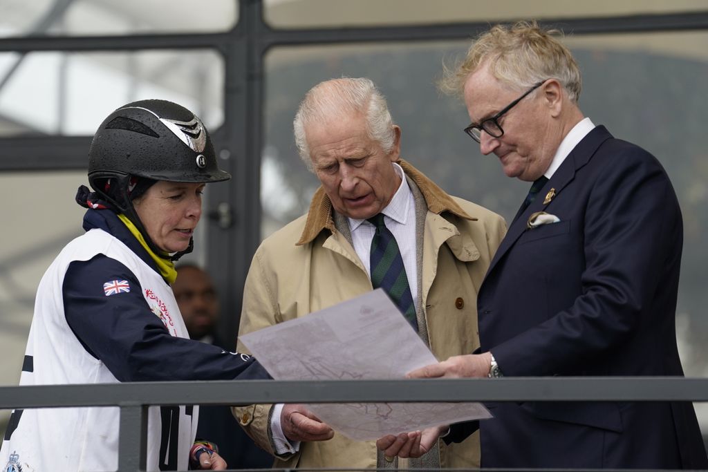 Charles, Royal Windsor Horse gösterisinde bir harita üzerinde çalışıyor