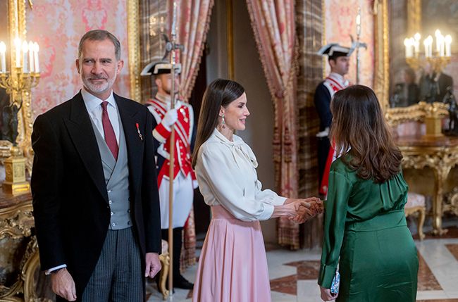 Queen Letizia shaking hands with female diplomat