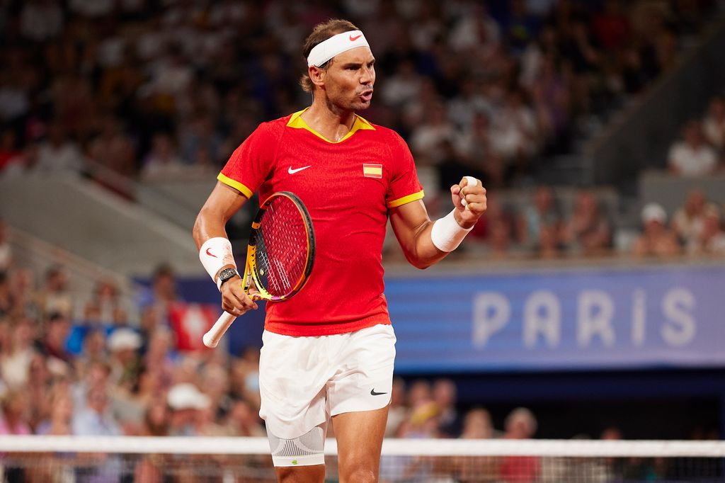 Rafael Nadal de l'équipe d'Espagne célèbre avec son partenaire Carlos Alcaraz de l'équipe d'Espagne contre Austin Krajicek de l'équipe des États-Unis et Rajeev Ram de l'équipe des États-Unis lors du match quart de finale du double masculin le cinquième jour des Jeux Olympiques de Paris 2024 à Roland Garros le 31 juillet 2024 à Paris, France.