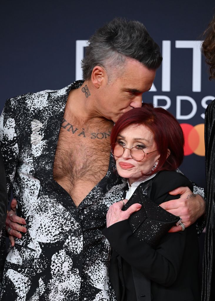 Kelly Osbourne obligée de répondre aux commentaires « cruels » sur son nouveau regard sur les BRIT 5 Robbie Williams et Sharon Osbourne assistent aux BRIT Awards 2026 au Co-op Live le 28 février 2026 à Manchester, en Angleterre. (Photo de Karwai Tang/WireImage)