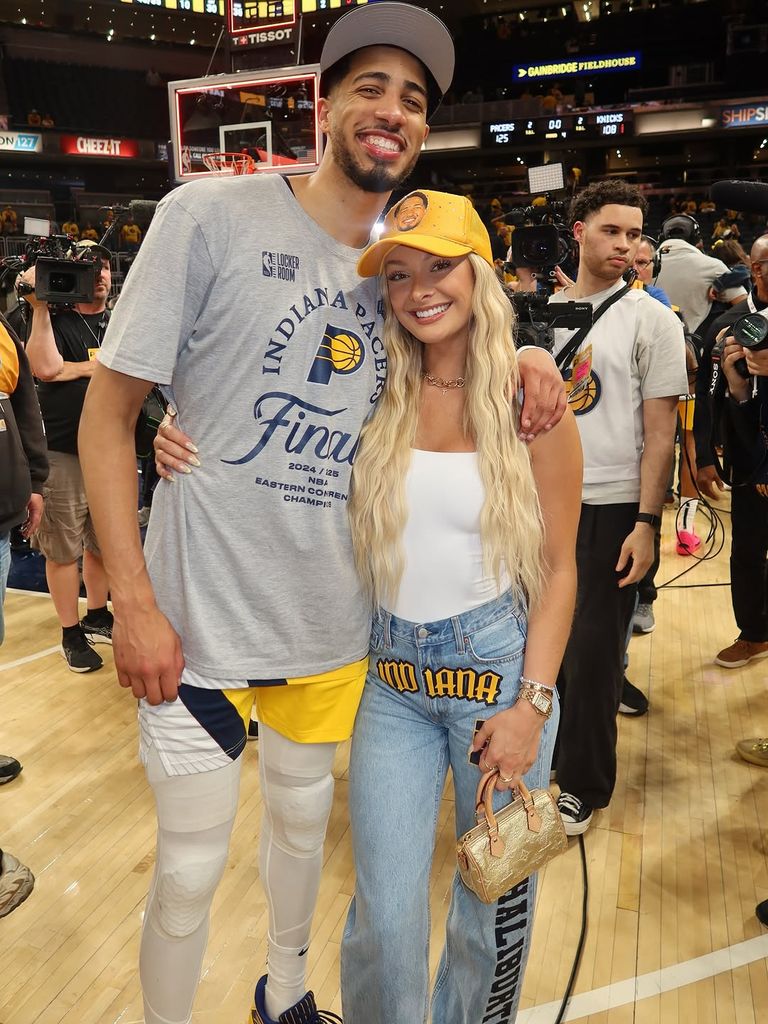 Tyrese Haliburton et Jade Jones posent sur le terrain