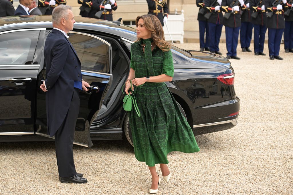 Queen Rania exits car in green dress 