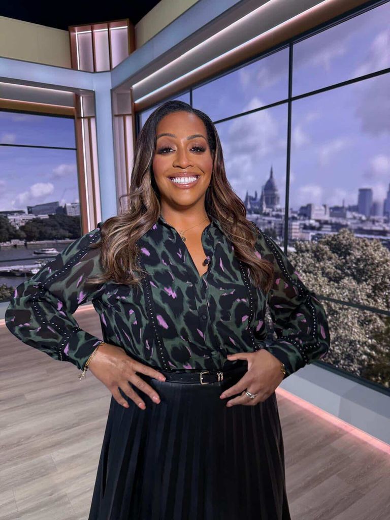 Alison a porté sa chemise Love & Roses avec une jupe en cuir