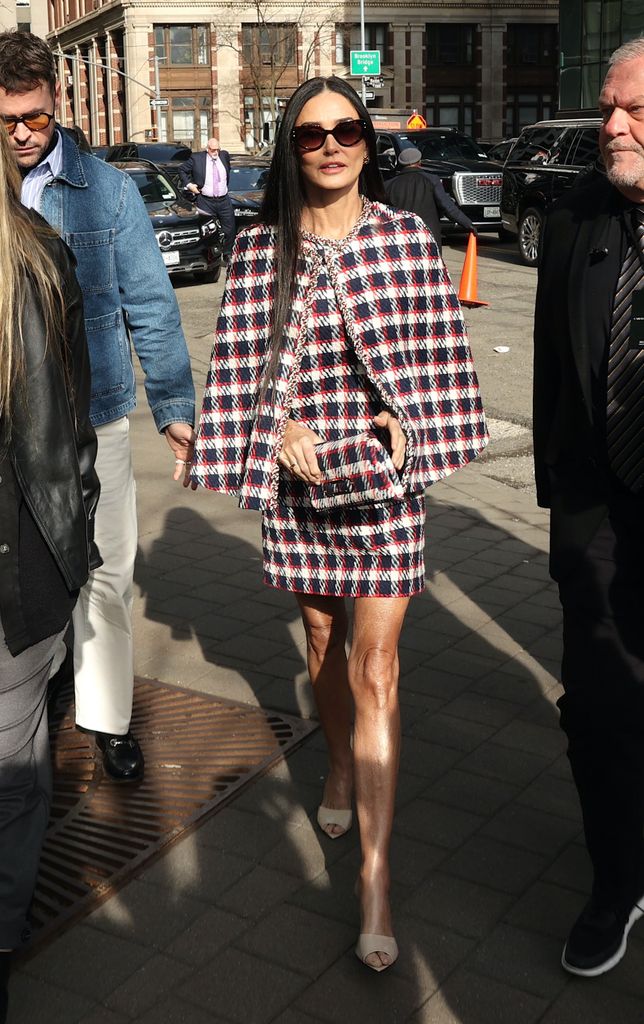 Demi Moore mengenakan pakaian merah putih dan biru Herrera