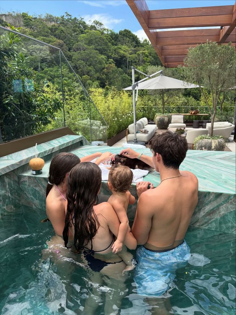 gisele bundchen kids in pool