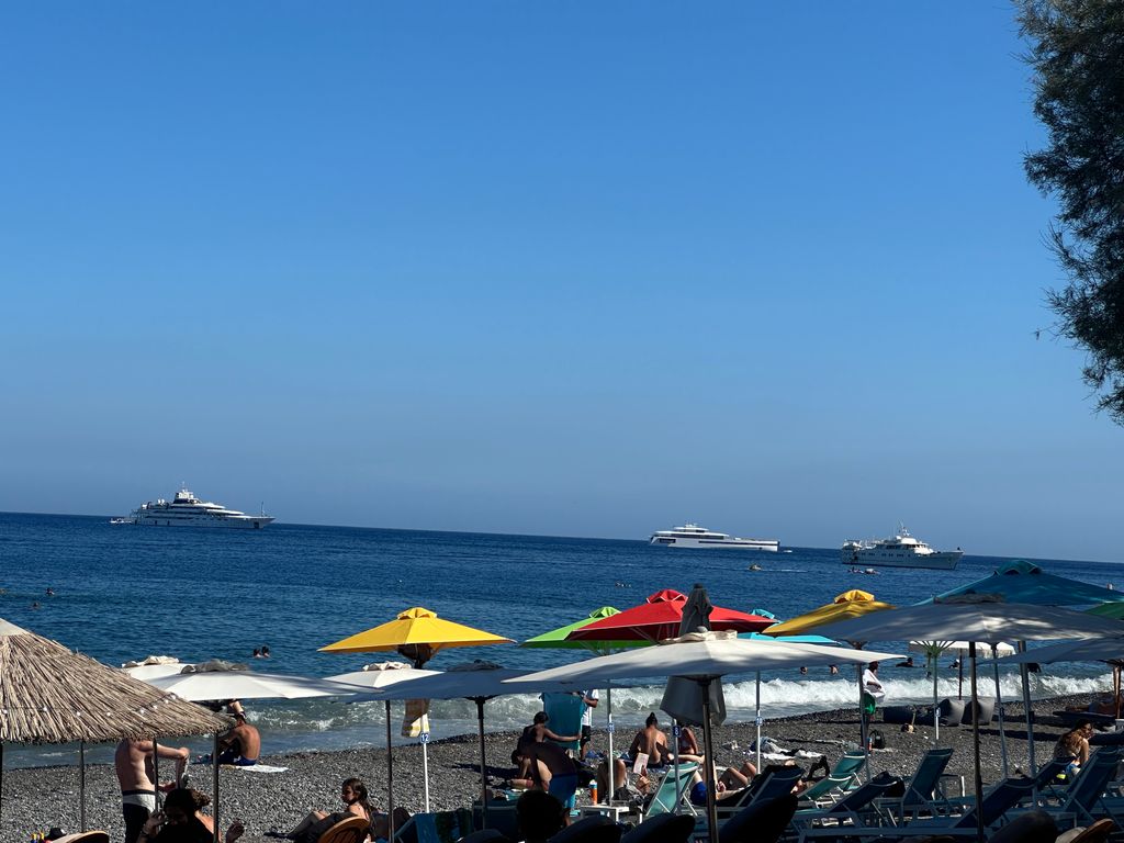 Trois yachts de luxe sur la mer