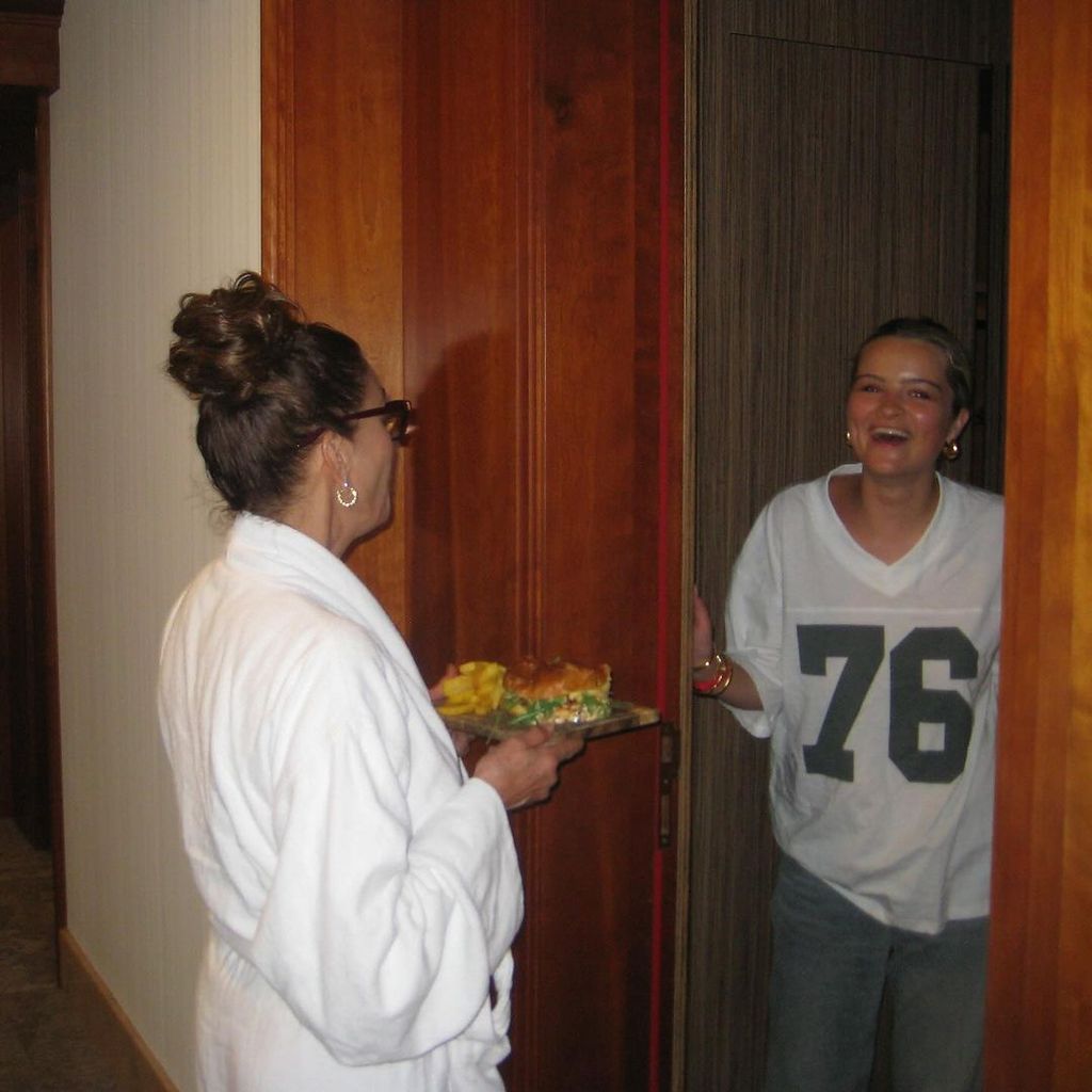 Teri Hatcher delivers burgers to a hotel room