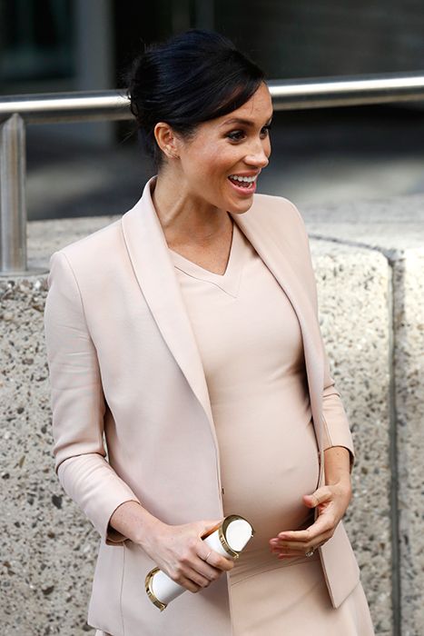 meghan markle touching bump at nt