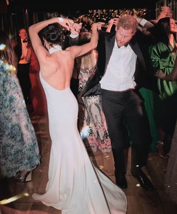 Meghan Markle e Príncipe Harry dançando em seu casamento em 2018
