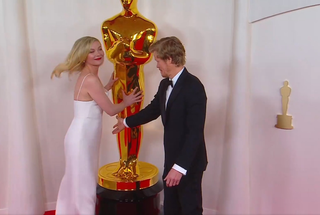 Kirsten Dunst bumps into Oscar on the red carpet