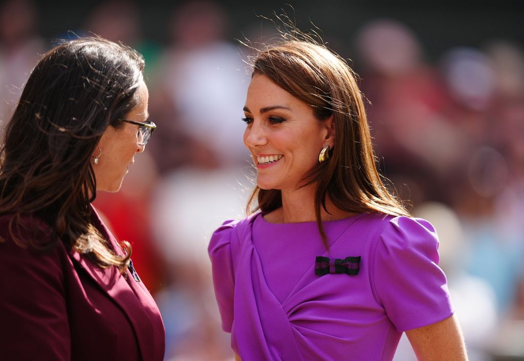 A Princesa de Gales durante a apresentação do troféu da final do torneio individual masculino no décimo quarto dia do Campeonato de Wimbledon de 2024 no All England Lawn Tennis and Croquet Club, em Londres