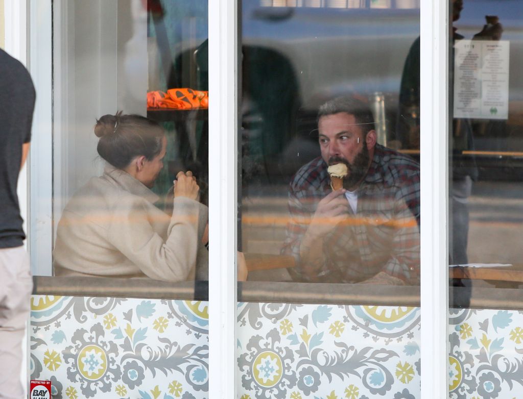 Jennifer Garner and Ben Affleck are seen on November 08, 2018 in Los Angeles, California getting ice cream