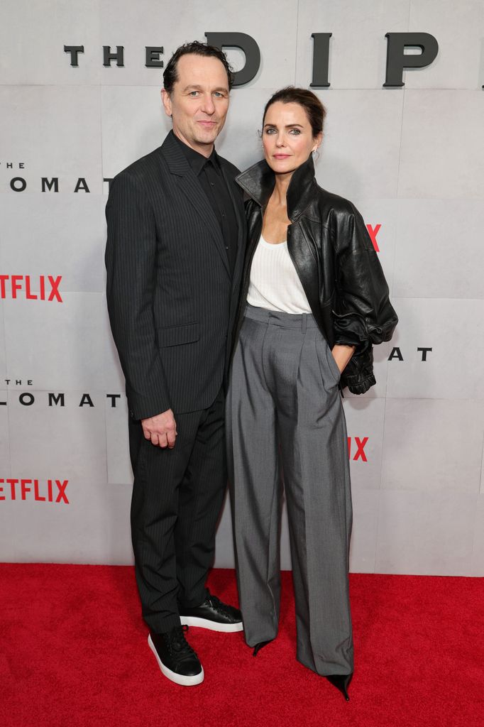 Les meilleurs moments de couple de Keri Russell et Matthew Rhys sur le tapis rouge 6 Matthew Rhys en costume noir et Keri Russell en pantalon gris et veste en cuir assistent à Netflix "Le diplomate" projection spéciale au Metrograph