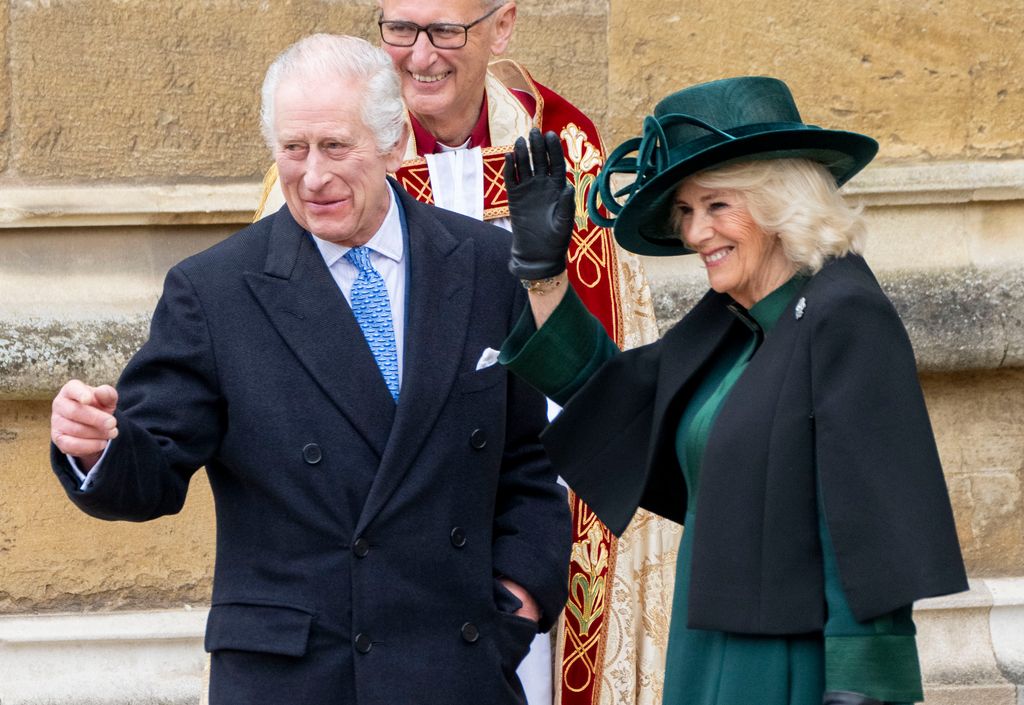 O Rei Charles e a Rainha Camilla participam do Culto de Páscoa Mattins na Capela de São Jorge, Castelo de Windsor 