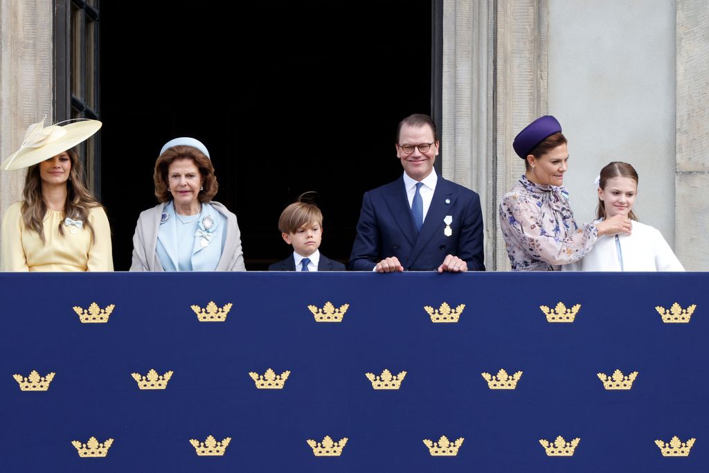 The Swedish royals on to the balcony