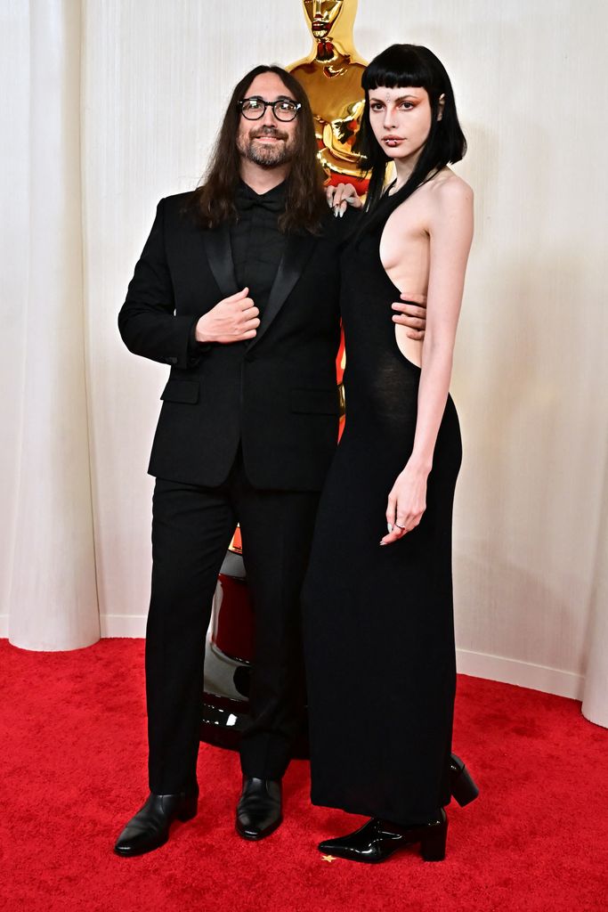 O músico norte-americano Sean Lennon (à esquerda) e a cantora e atriz norte-americana Charlotte Kemp Muhl participam da 96ª edição do Oscar no Dolby Theatre em Hollywood, Califórnia 