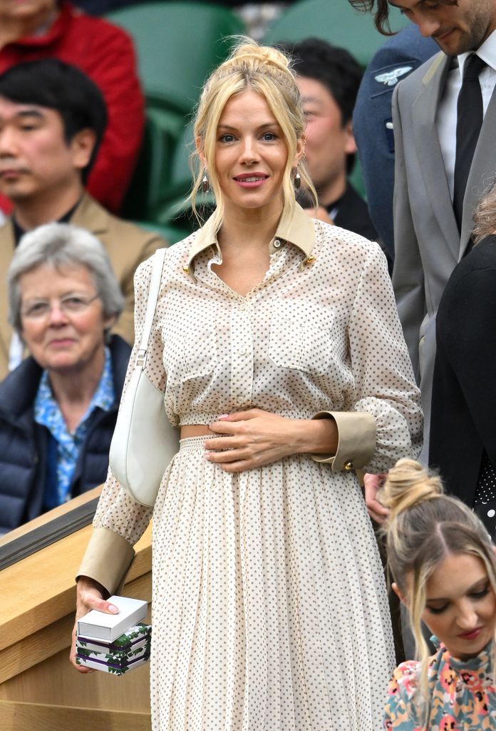 Sienna Miller comparece à quadra central no nono dia do Campeonato de Tênis de Wimbledon no All England Lawn Tennis and Croquet Club em 09 de julho de 2024 em Londres, Inglaterra. (Foto de Karwai Tang/WireImage)