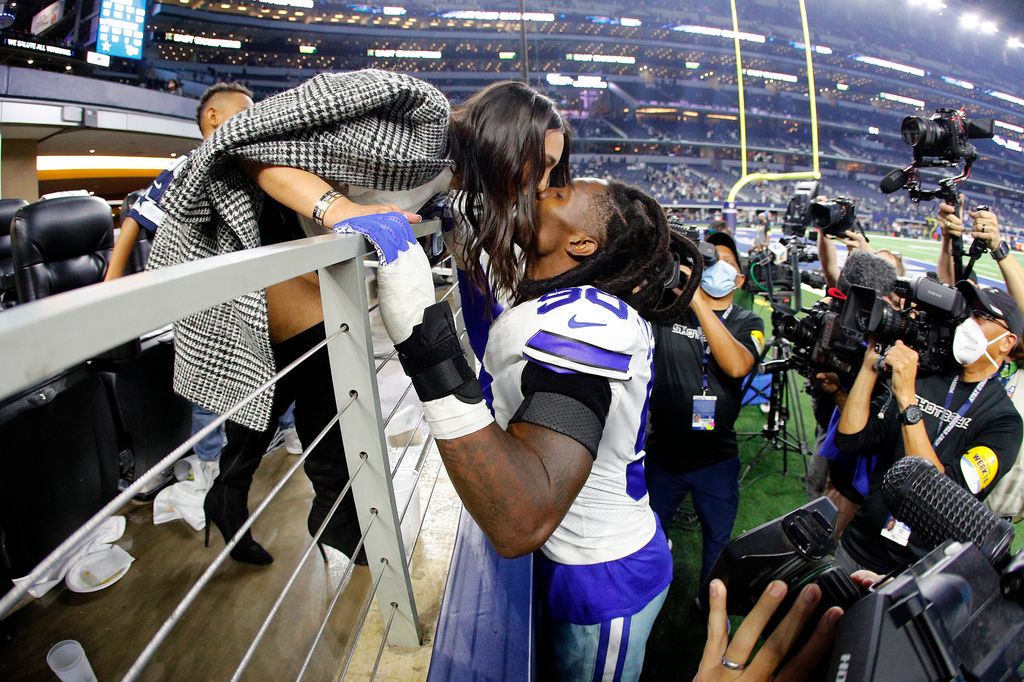 Demarcus embrasse sa femme Sasha