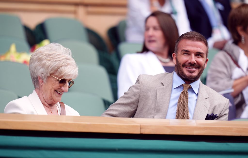 David Beckham và mẹ Sandra trong hộp hoàng gia tại Wimbledon