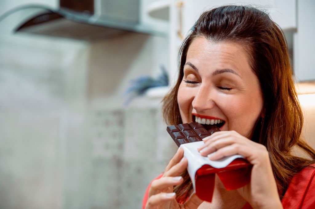 femme mangeant du chocolat les yeux fermés.j