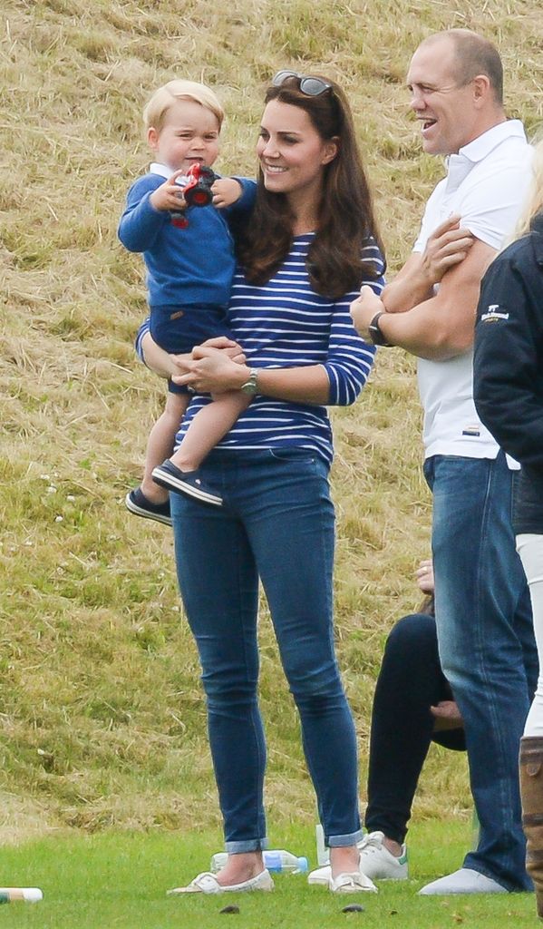 Princesa Kate (então Duquesa de Cambridge) com seu filho Príncipe George e Mike Tindall na partida de polo beneficente Gigaset no Beaufort Polo Club em 14 de junho de 2015 em Tetbury, Inglaterra 