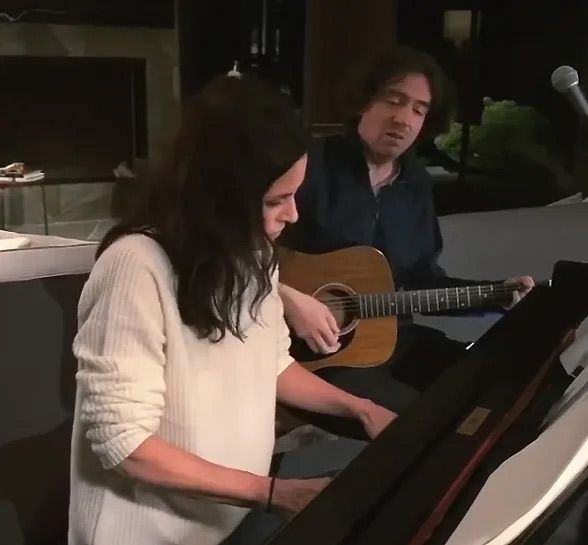 Courteney cox playing the piano