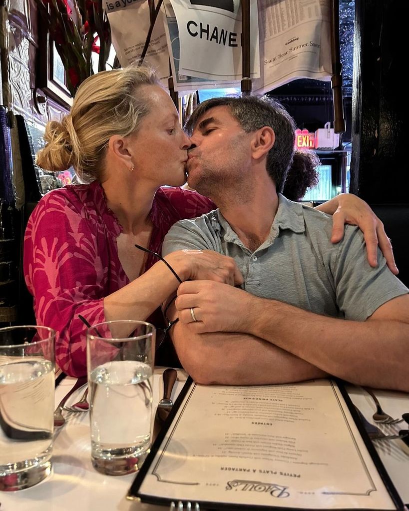 Ali Wentworth and George Stephanopoulos kissing 