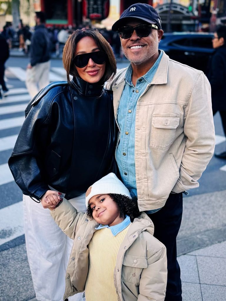Adrienne Bailon, Israel Houghton et leur fils en voyage au Japon