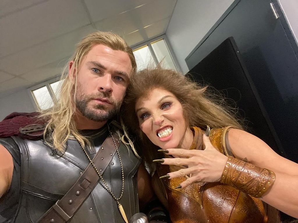 Chris and Elsa behind the scenes on Thor