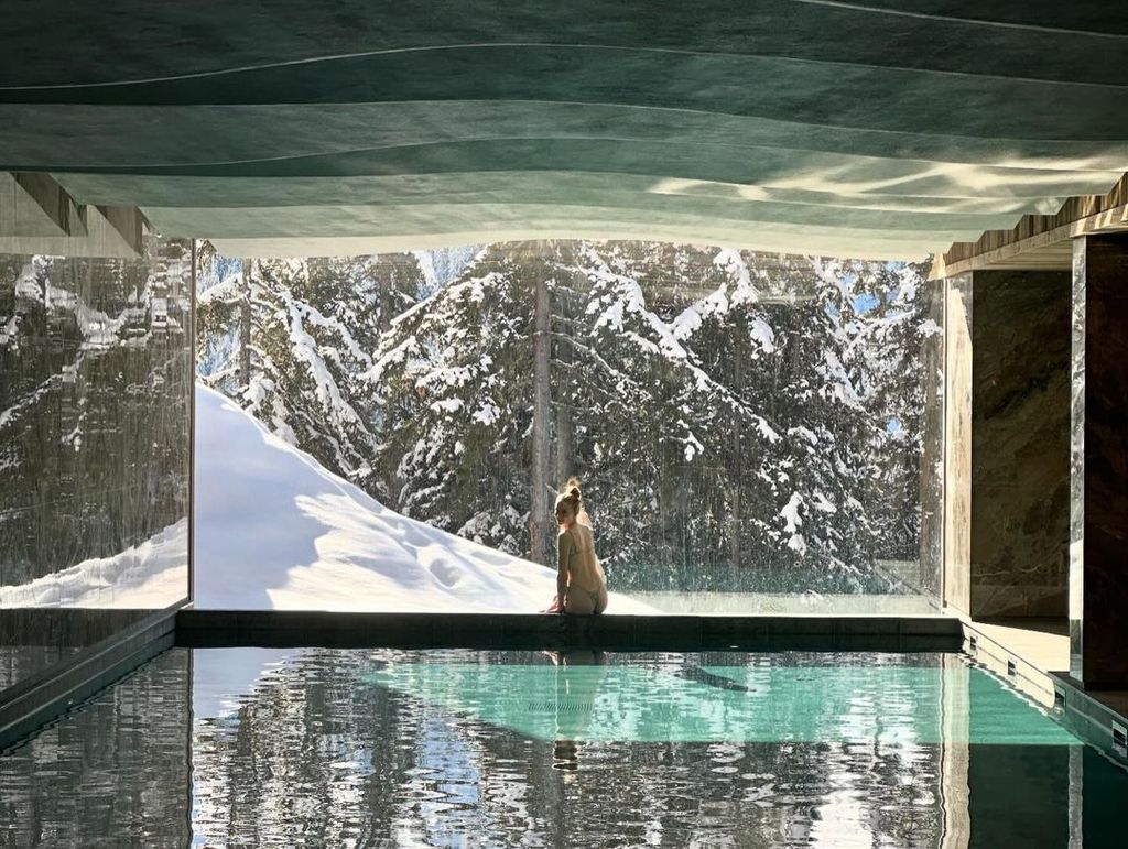 Sophie Turner shares a poolside photo from her ski vacation on Instagram