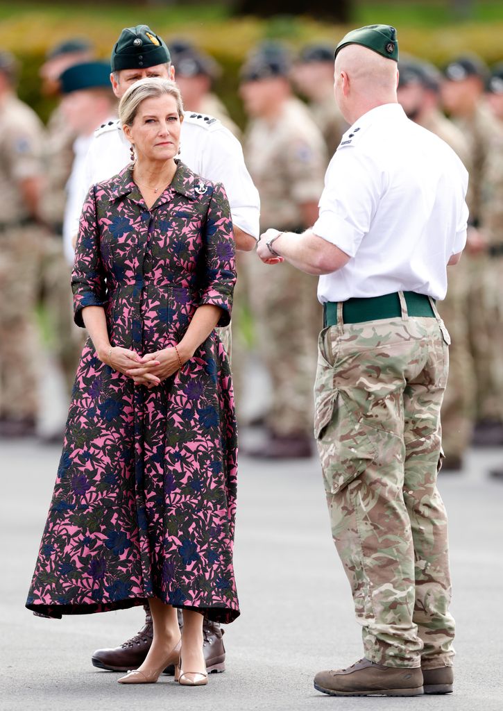 Sophie em vestido floral com militares