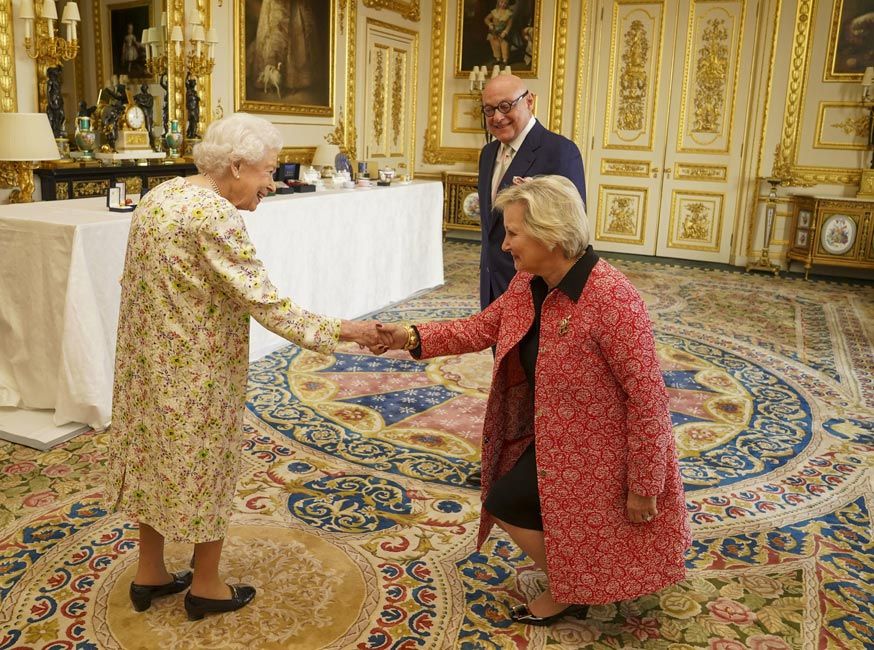 the queen shaking hand at windsor castle at trinket viewing