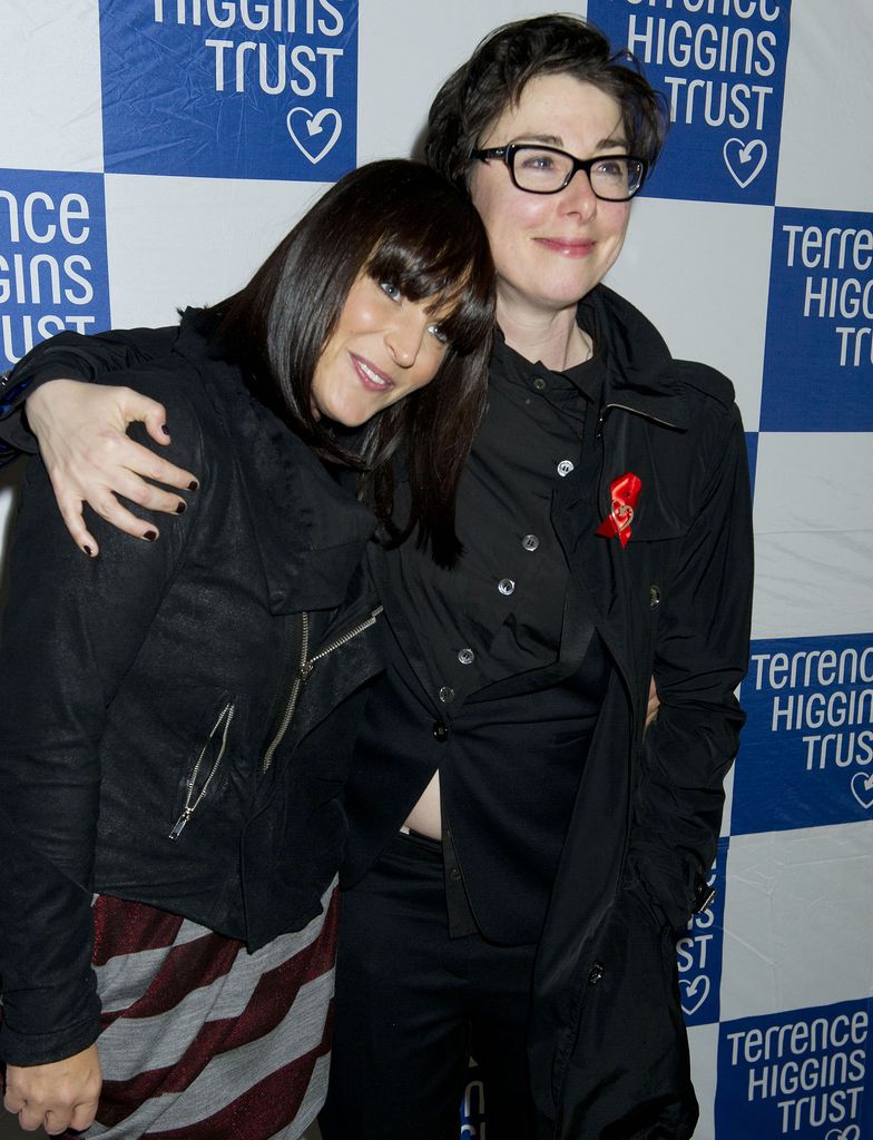 Sue Perkins with her arm around Anna Williamson