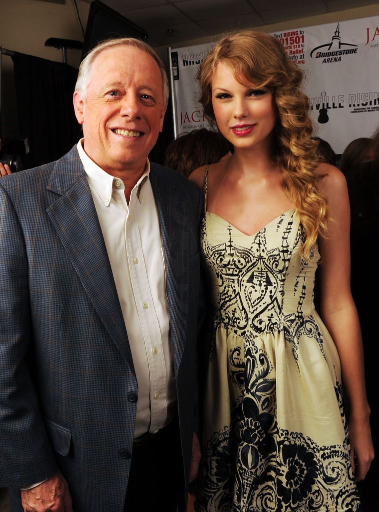 Taylor poses with then-Governor of Tennessee Phil Bredesen, eight years before she would formally endorse him in the midterm elections