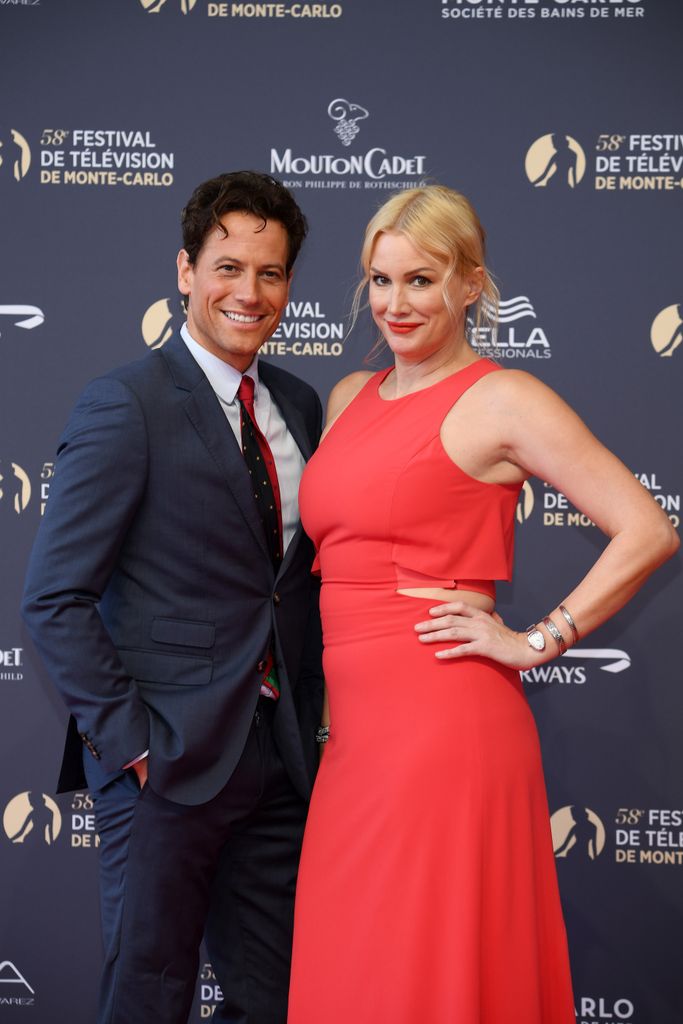 Ioan Gruffudd in a grey suit with Alice Evans in a red dress