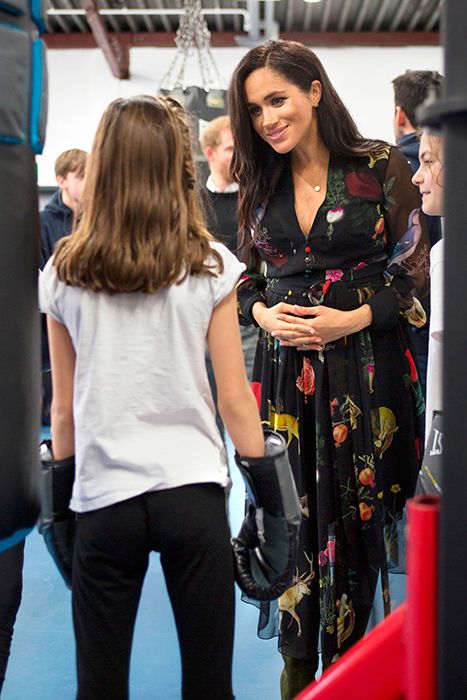 meghan markle chats to girl at boxing club