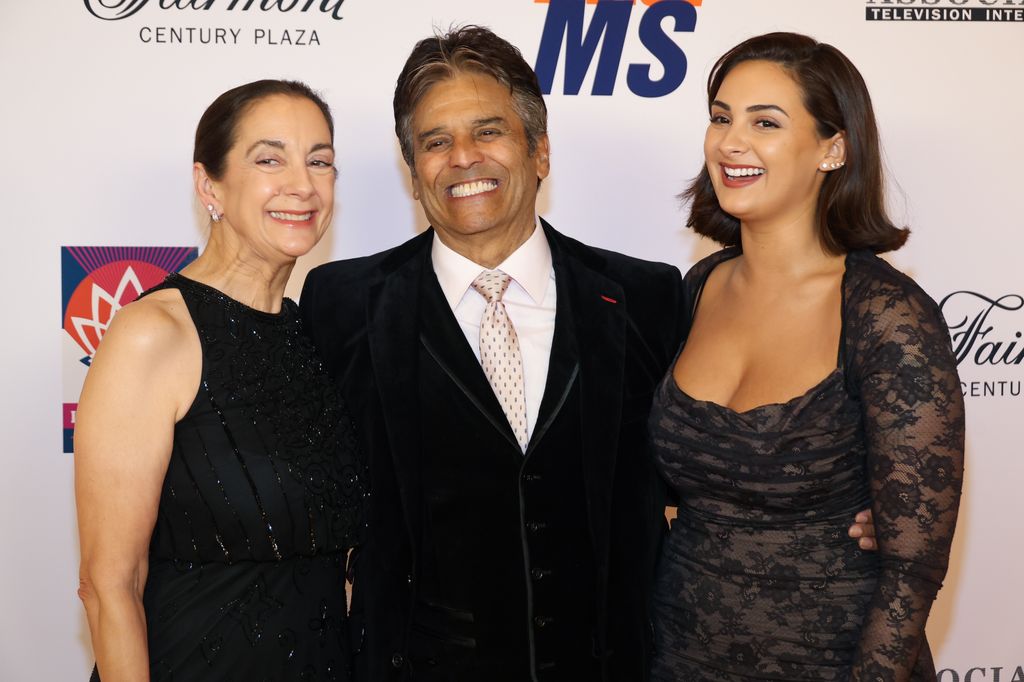 La star des CHiPs, Erik Estrada, 76 ans, n'a pas pris une ride 3 Erik avec sa femme et sa fille