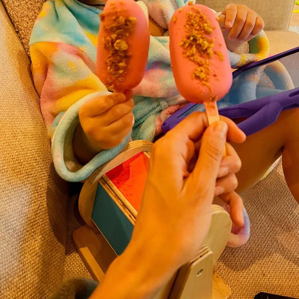 gigi hadid and daughter with ice cream