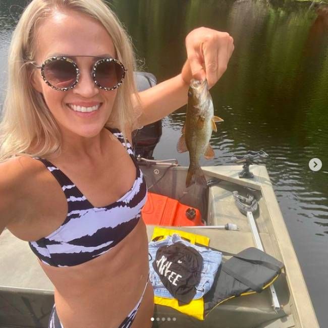 Carrie Underwood shares snaps of her toned figure as she celebrates five  years of her fitness line