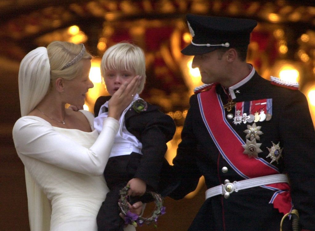 Putra Mahkota Haakon dan istri barunya, Putri Mahkota Mette-Marit, bersama putranya, Marius, di pernikahan mereka pada tahun 2001 