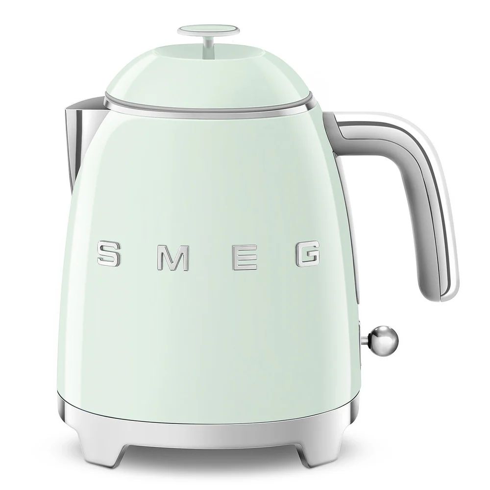 smeg kettle in pistachio