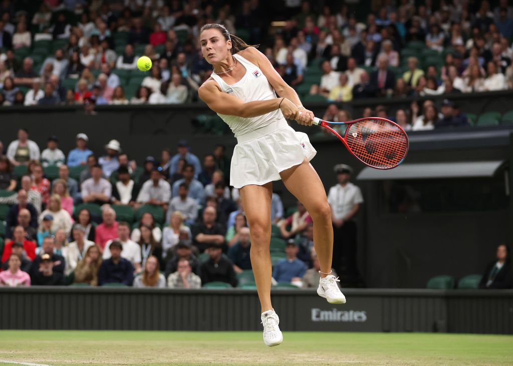 emma navarro playing tennis 