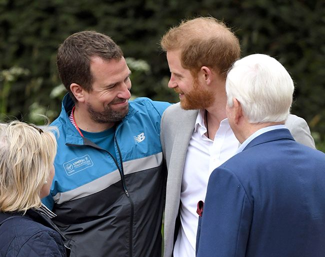 prince harry at london marathon with peter phillips2
